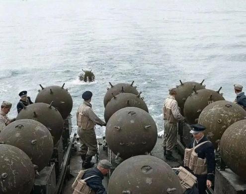 美军在巴士海峡海底悄悄埋下的那些“解放者”水雷，自以为藏得够深、等得够久。可菲律