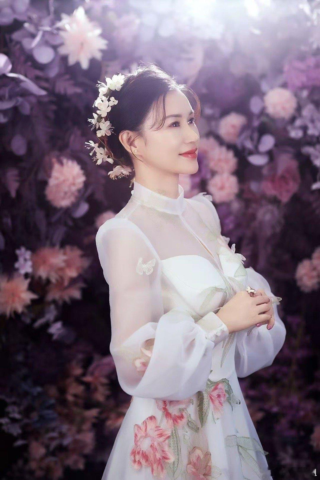 年终总结歌曲还得听邓超予 邓超予好会唱呀，隔着屏幕都觉得带来了新歌《路过时光》有