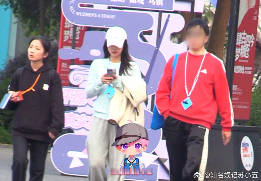 蓝盈莹与男友再次同游乌镇戏剧节蓝盈莹和男友感情好稳定啊。去年在乌镇剧院外同吃一块