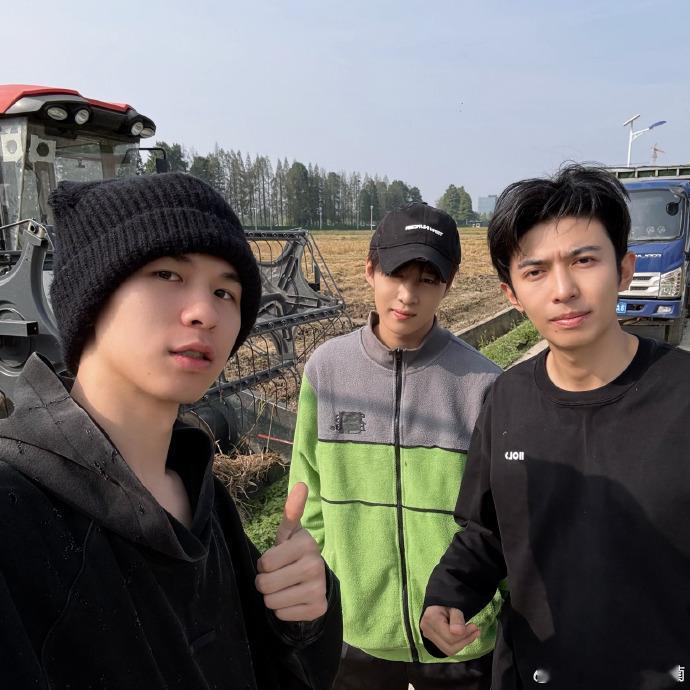#何浩楠晒和卓沅赵小童合照#何浩楠与卓沅、赵小童的合影，定格了收水稻的美好瞬间，