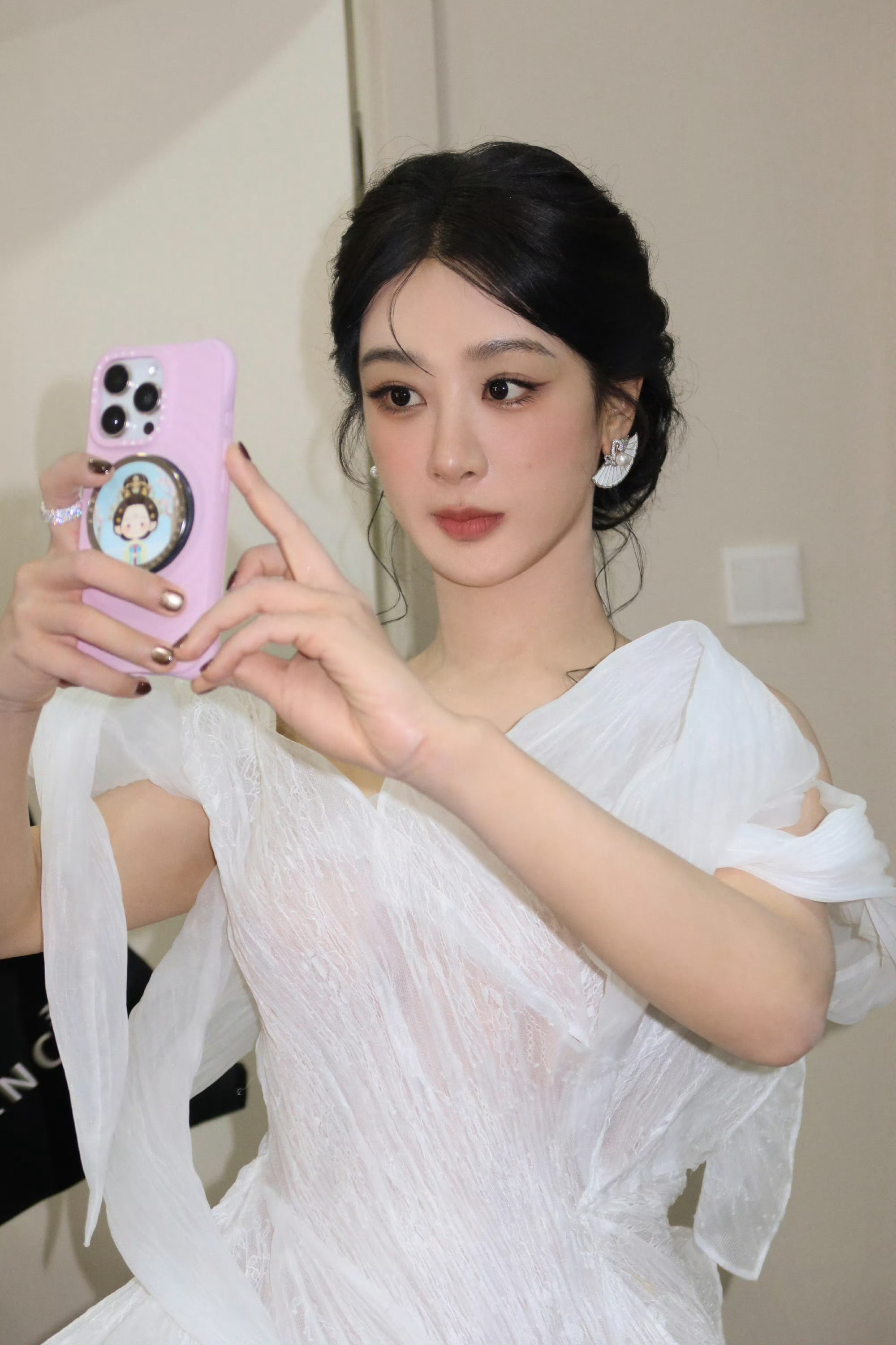 杨紫还在用何惟芳手机壳何惟芳作为杨紫的人生角色之一，开年第一爆《国色芳华》的成绩