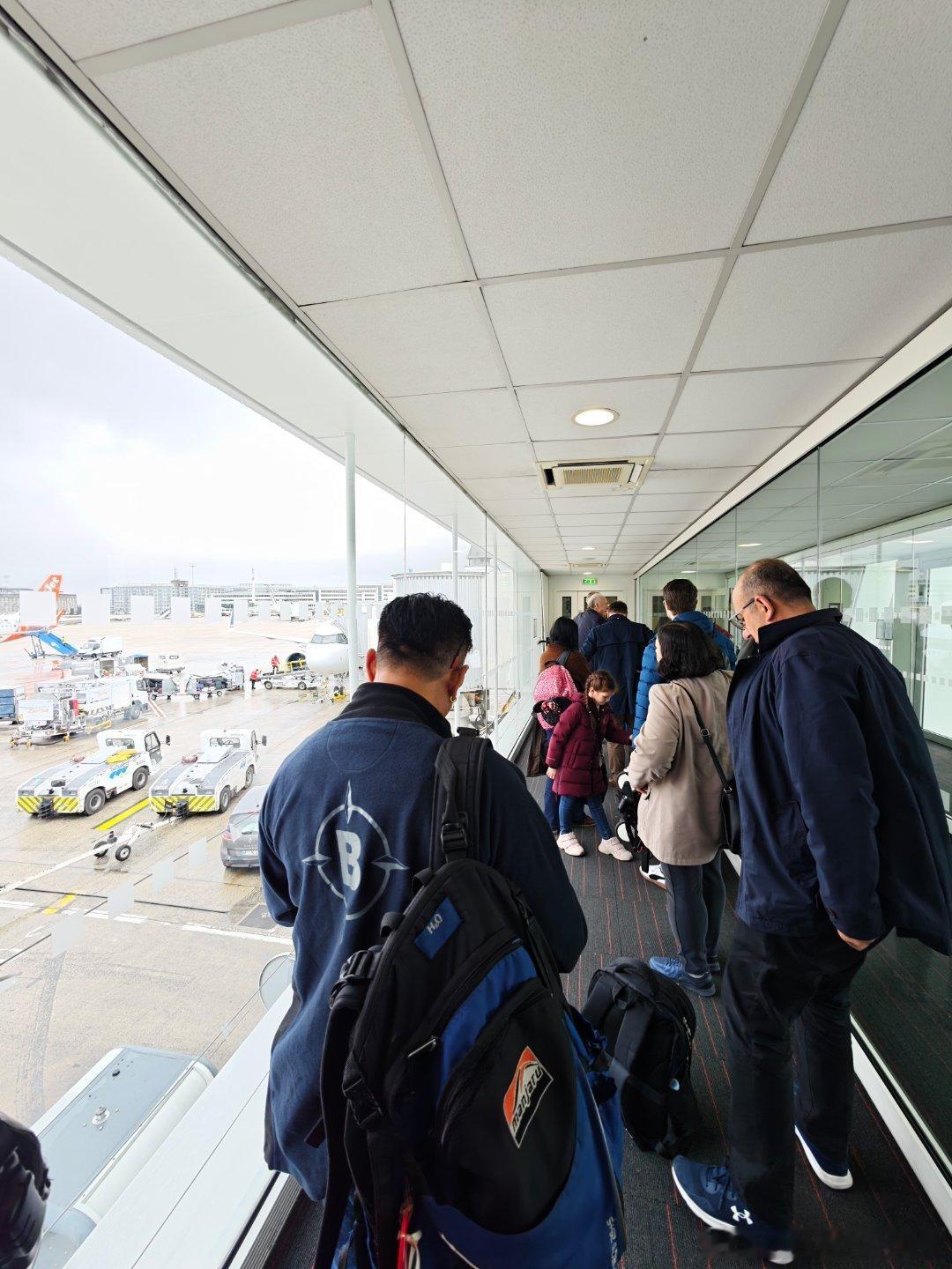 欧洲这帮廉航效率是真高啊，这边前序航班刚到，人都没下完，行李都没出完，已经开始让