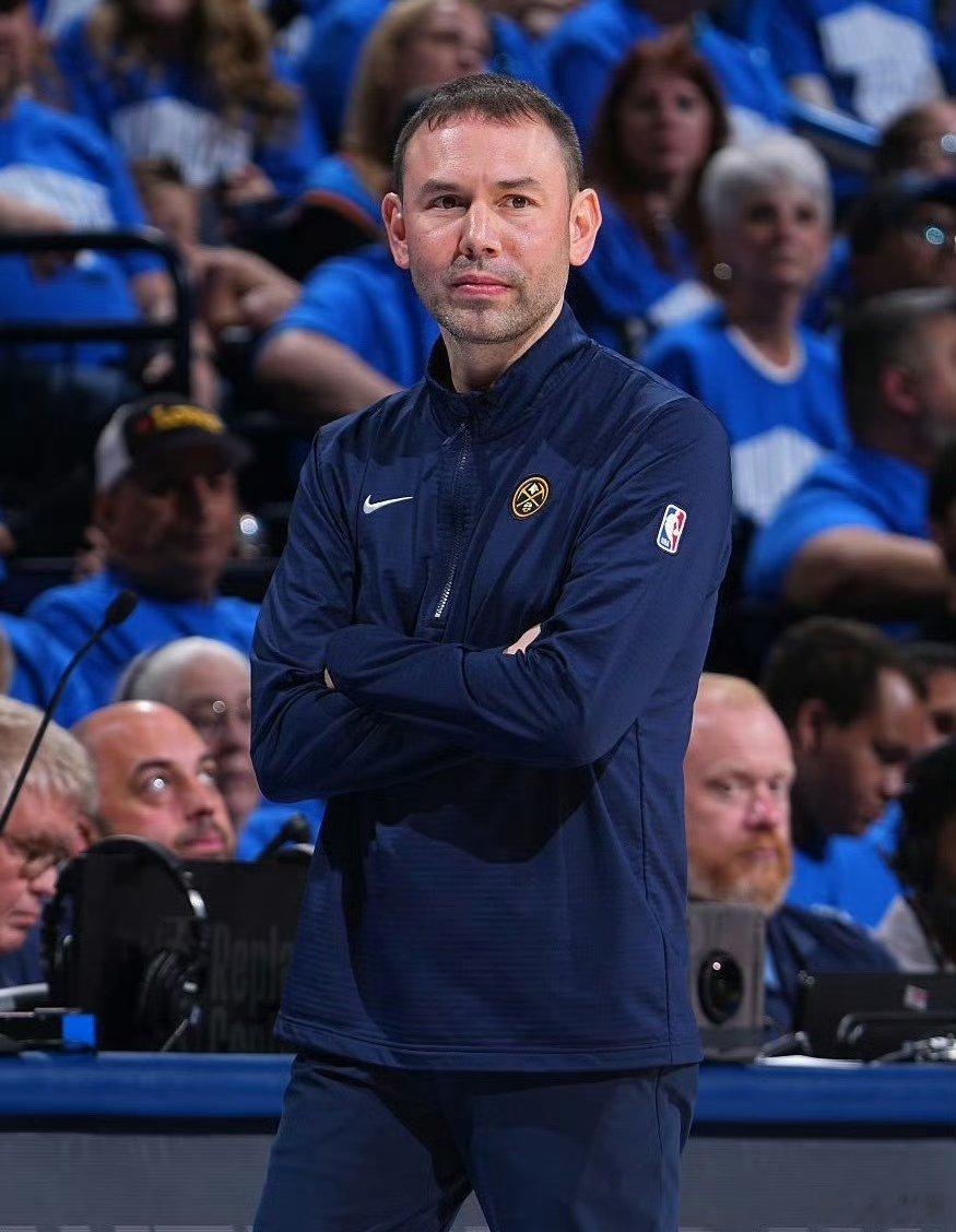 阿德尔曼不满裁判判罚，被驱逐出场。太刻意了，有点东施效颦了哈。