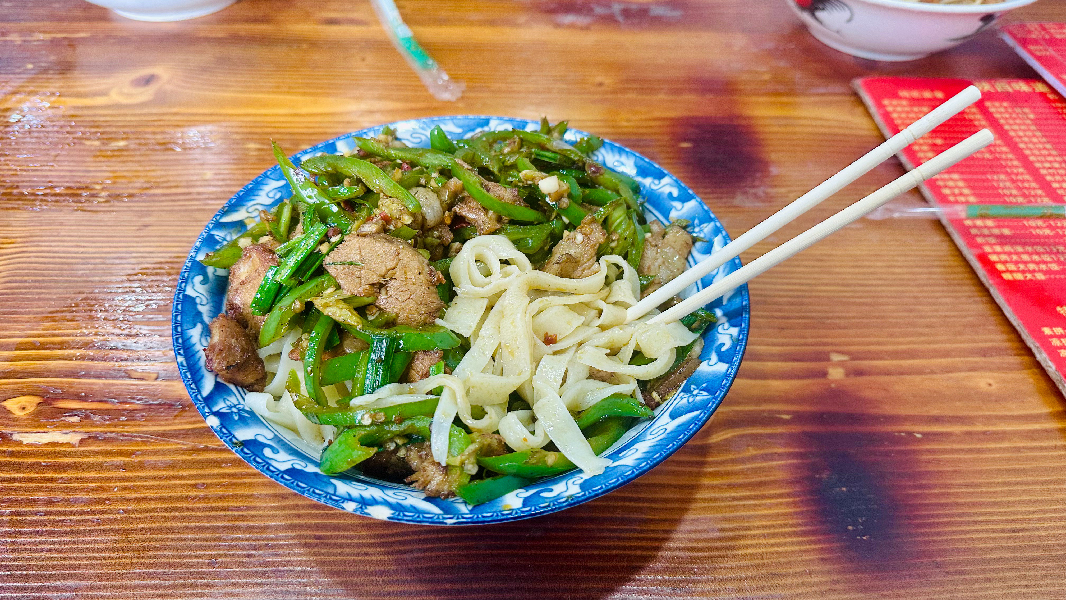 中午吃这个陕西回锅肉伴面有北方的朋友说说这正宗吗？ 