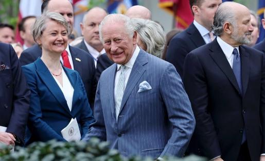 英国睡不着了。当地时间7月12日，中国驻英国大使馆公开批评英国，认为英国没有资格