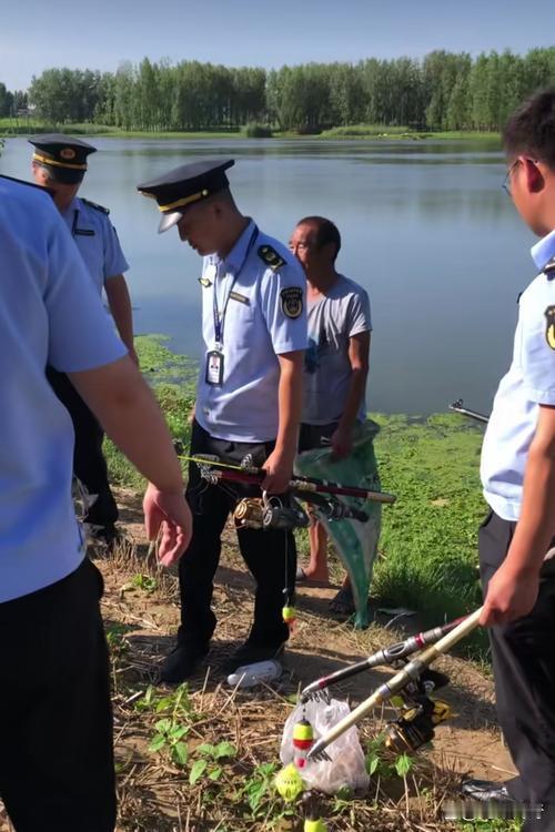 近日，北京警方巡查中查获多起“高科技”非法垂钓案件。垂钓者为精准捕鱼，使用声呐探