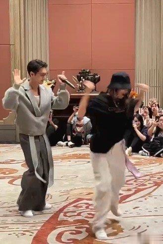 #张艺兴和粉丝合跳honey##张艺兴也跟着跳起来了# 喜欢看一些双向奔赴 ​​