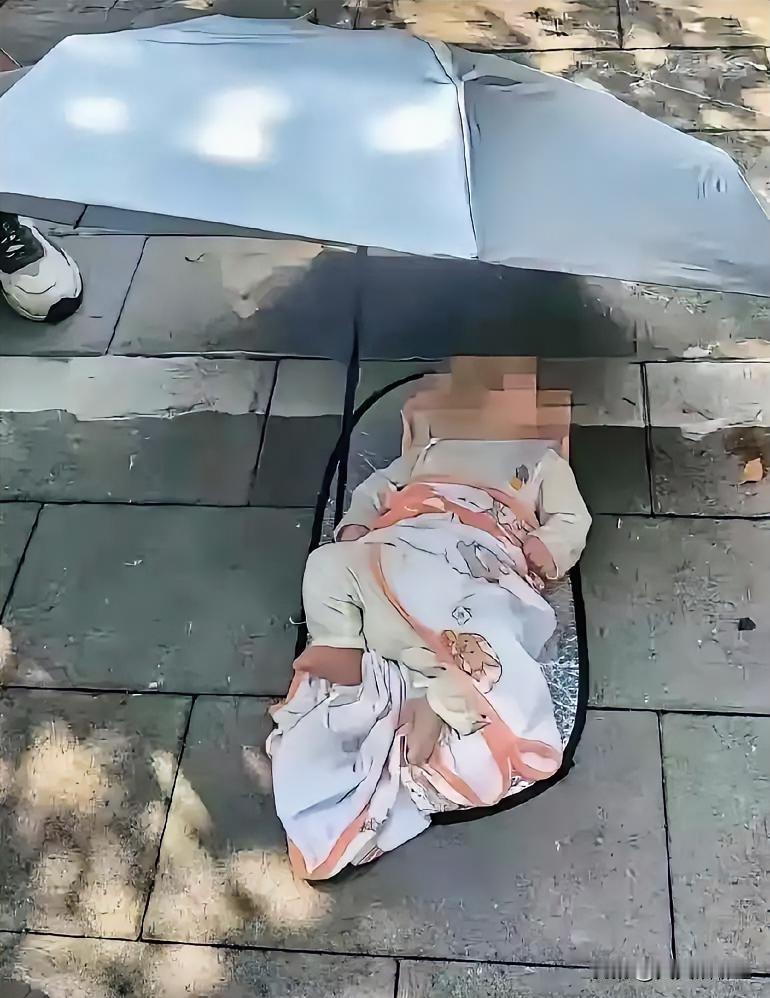 看到一个年轻母亲，
把自己的亲生孩子，
遗弃在福利院门口，
心中很不是滋味，
感