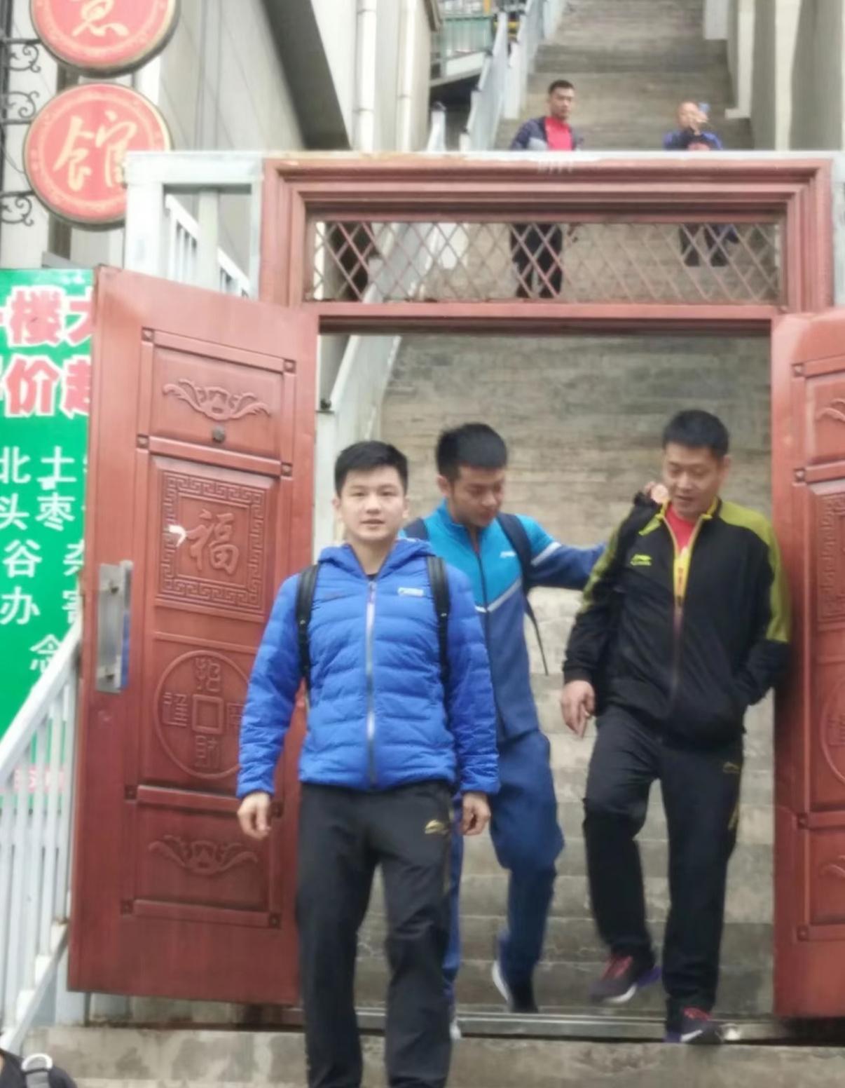 任意门里走出来一个蓝色小胖子[哆啦A梦微笑] 