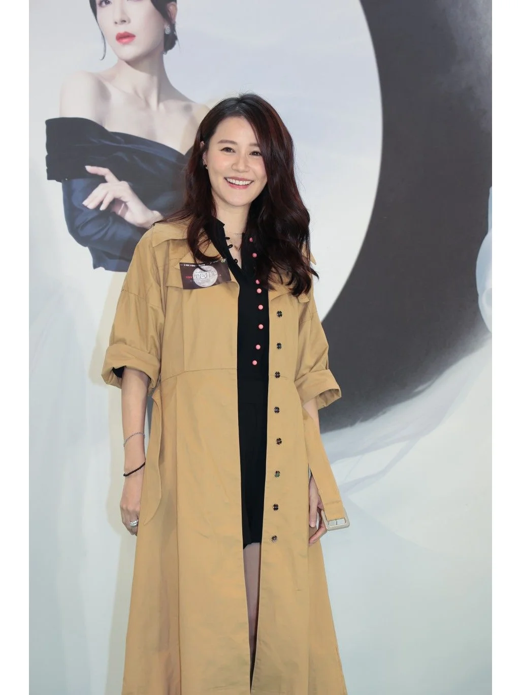 黄翠如下台按着腰背要人扶？否认怀孕，之后暂无工作 	 一直盛传怀孕未够...