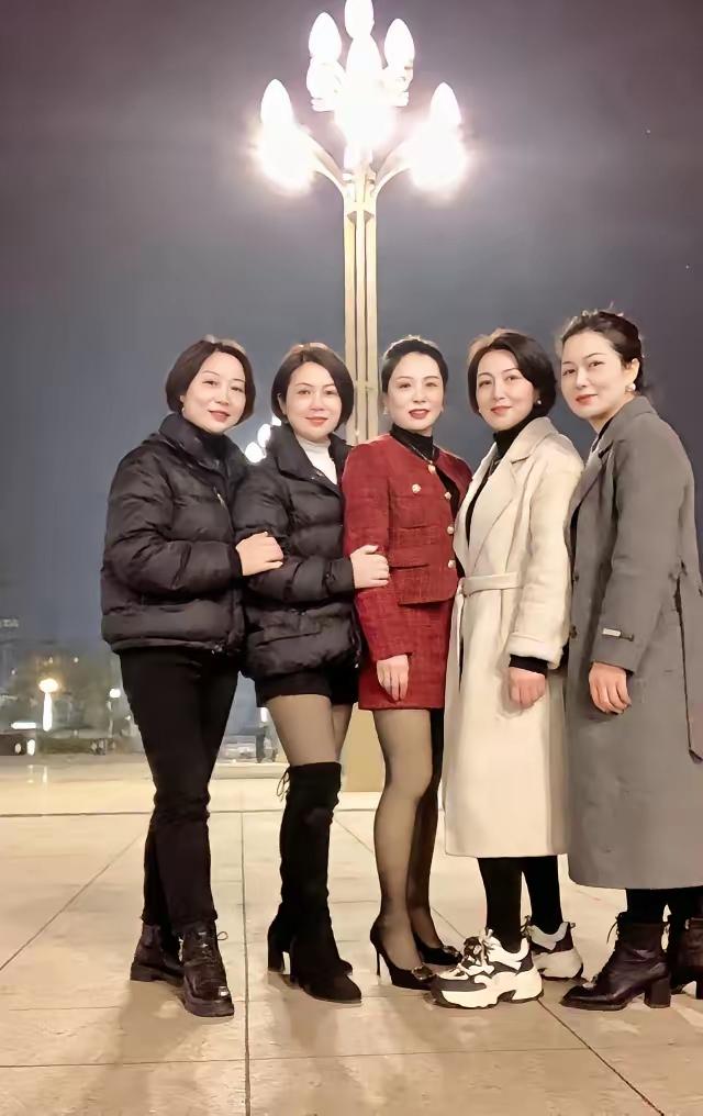 这五位大妈，你认为谁穿衣最具品位？谁又最为俗气？
在我看来，左二最为亮眼。她不仅