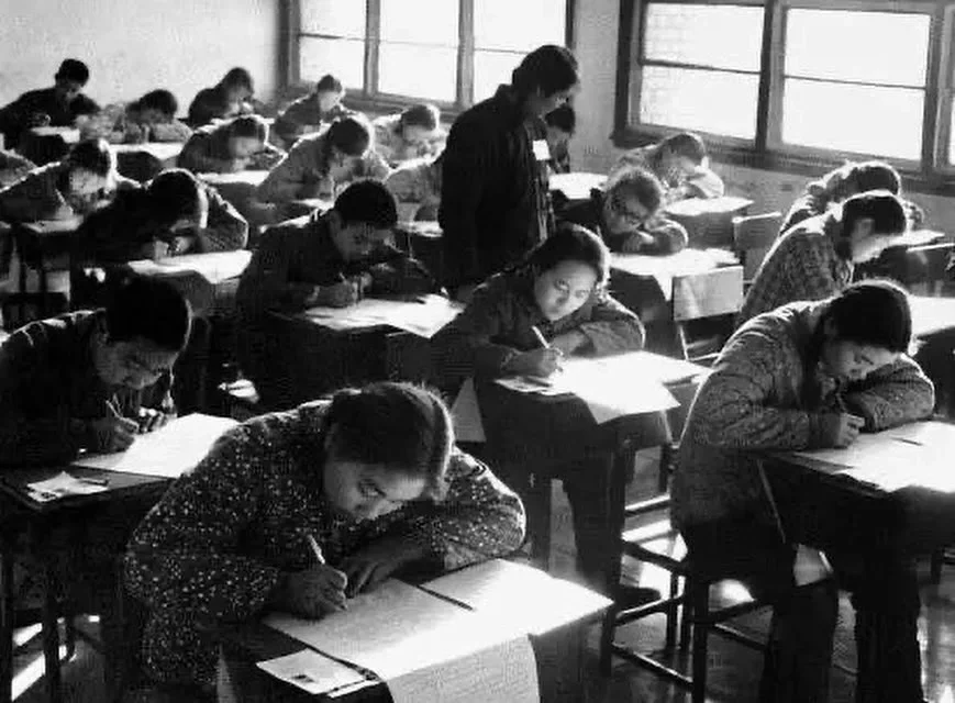 1977年12月，北京的考场，文革后恢复高考的第一年，高考是目前为止最...