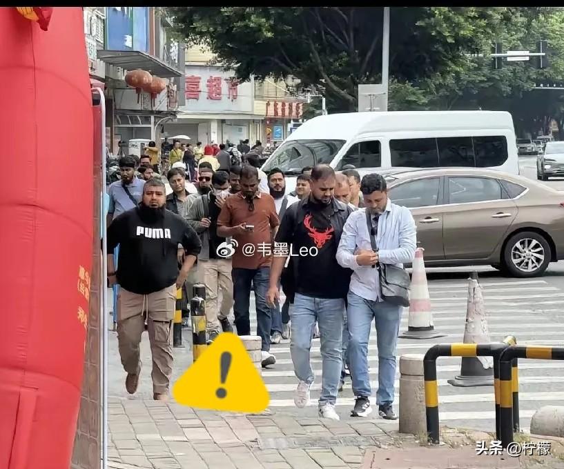 越琢磨越觉得窝火。
几个印度游客过来玩，回程机票没订不说，兜里连几百块现金都凑不