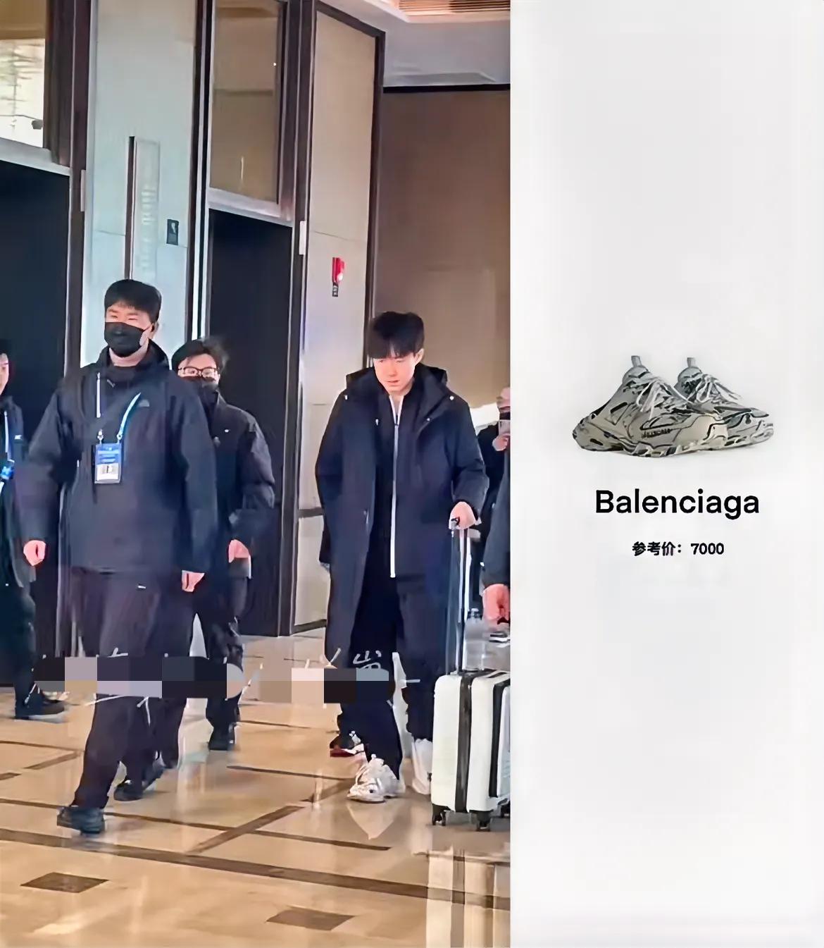 我发现大头是真的喜欢这双鞋啊，不过大冬天的不冷脚后跟吗？或者是因为穿脱方便？
