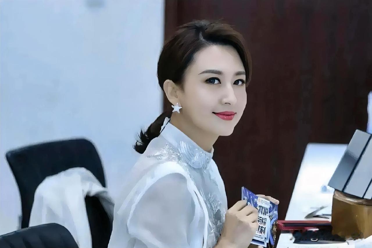 张蕾简直就是无敌了！
央视主持人张蕾太美了！不但人长的漂亮大方，唱歌也好听，在央