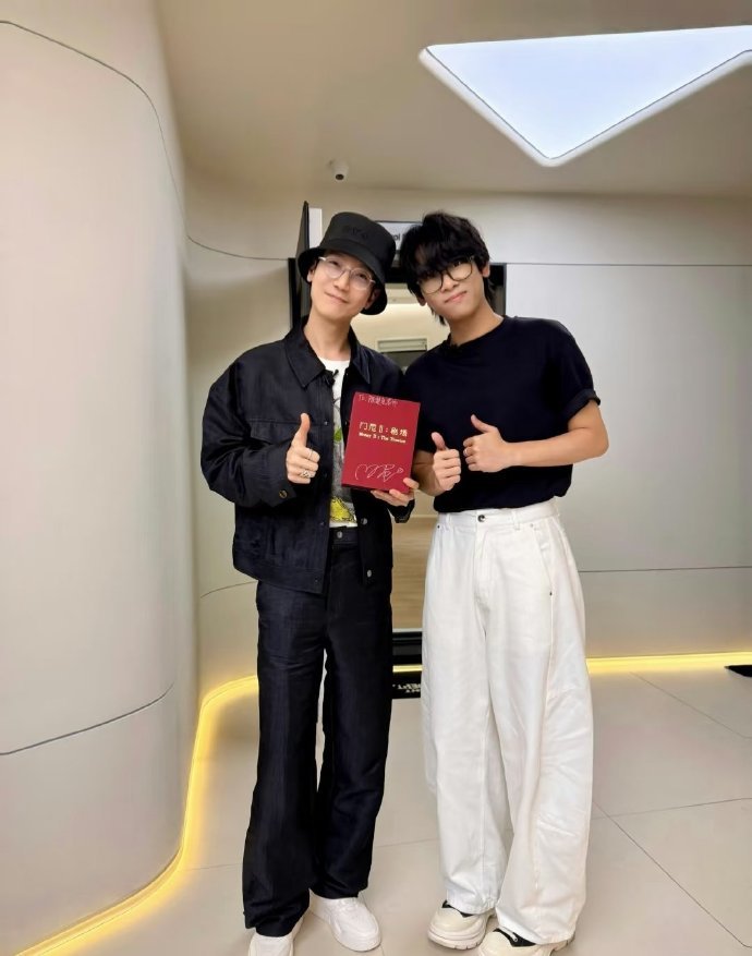 门尼为陈楚生花式应援  青梅竹马乱世别，《红绣花》被陈楚生唱得如泣如诉，门尼现场