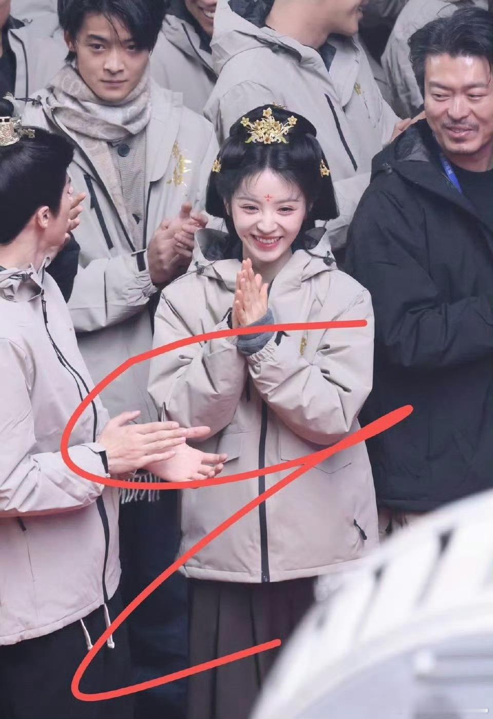 田曦薇、闫桉嫁金钗开机了 