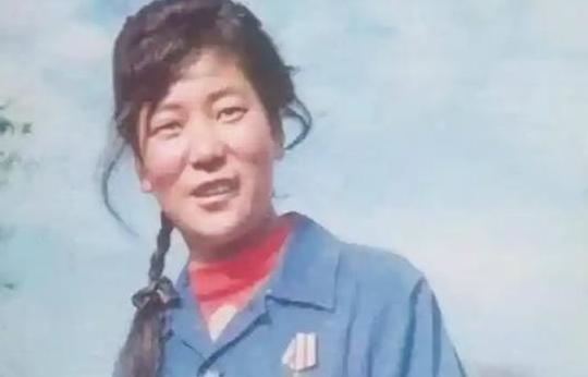 1982年，青海18岁女兵修水管时，挖出67981枚银元，这笔钱相当于普通家庭几