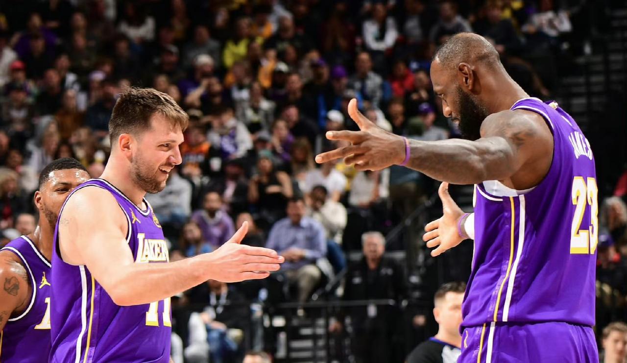 詹姆斯的头版头条！
砍下45分的东契奇是场上英雄，但赛后第一个冲上“头版头条”的