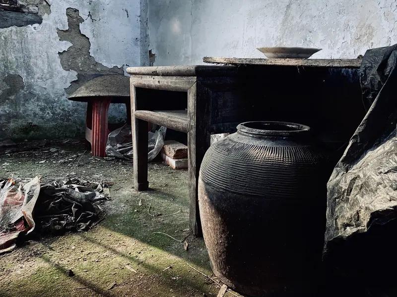 清明思亲

 
细雨沾襟泪满丝，故园回首意难持。
音容宛在心头记，笑语常留梦里追