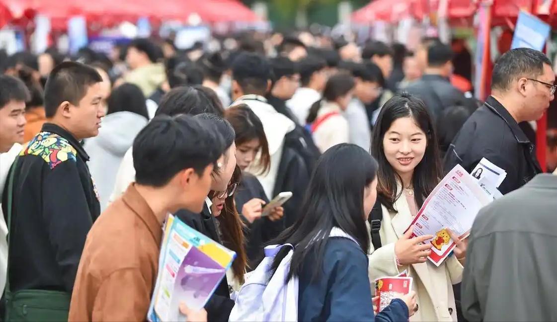 中央亮剑了，十五五规划直接把"遮羞布"扯了下来，5000万大学生，满大街的本科文