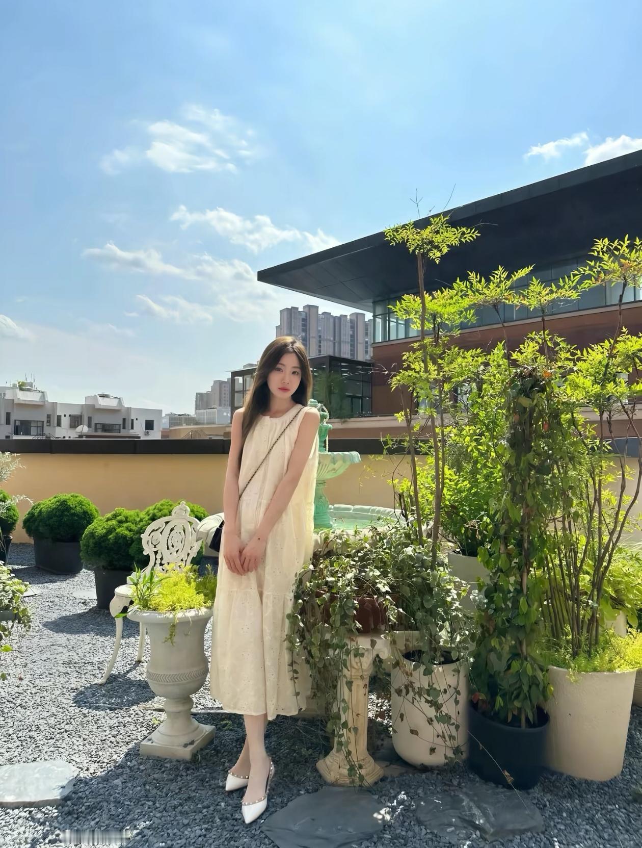 绿意盎然间，佳人倚栏立。