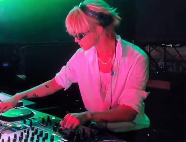 徐明浩音乐节DJ打碟 手指在碟机上飞舞的样子比什么舞蹈都好看，全场都被他带着节奏