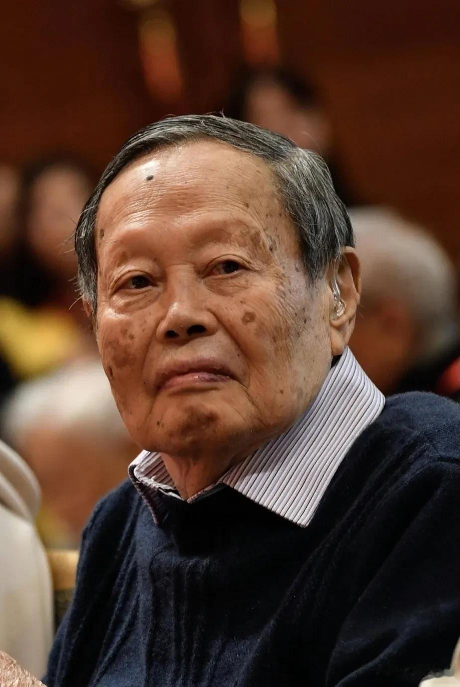 中科院院士杨振宁，节目中谈到杜致仁，眼泪欲要夺眶而出，平静了很长时间，颤抖的说: