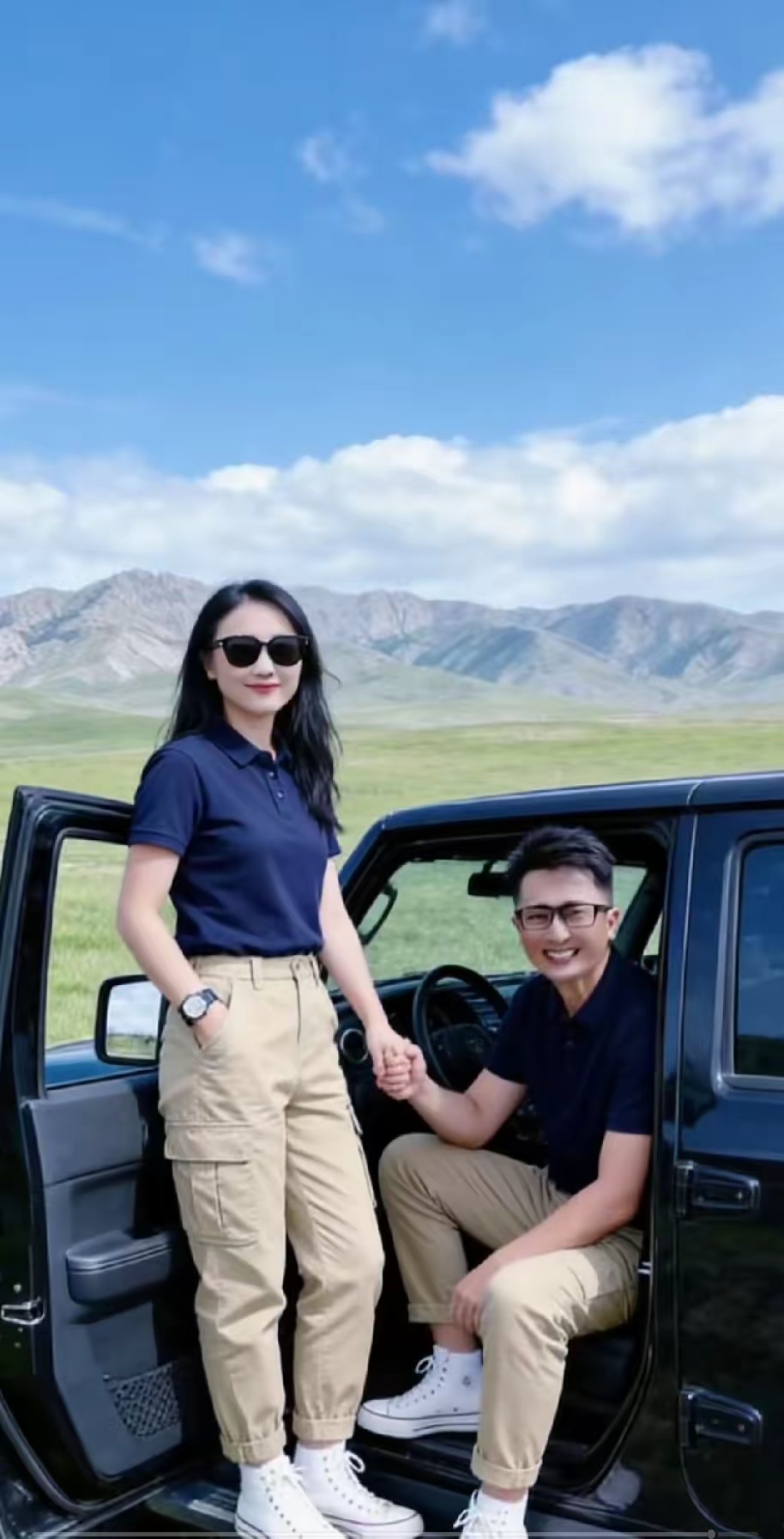 杨帆夫妻俩出游，画面太温馨！蓝天白云，夫妻俩的二人世界，不要太甜蜜 