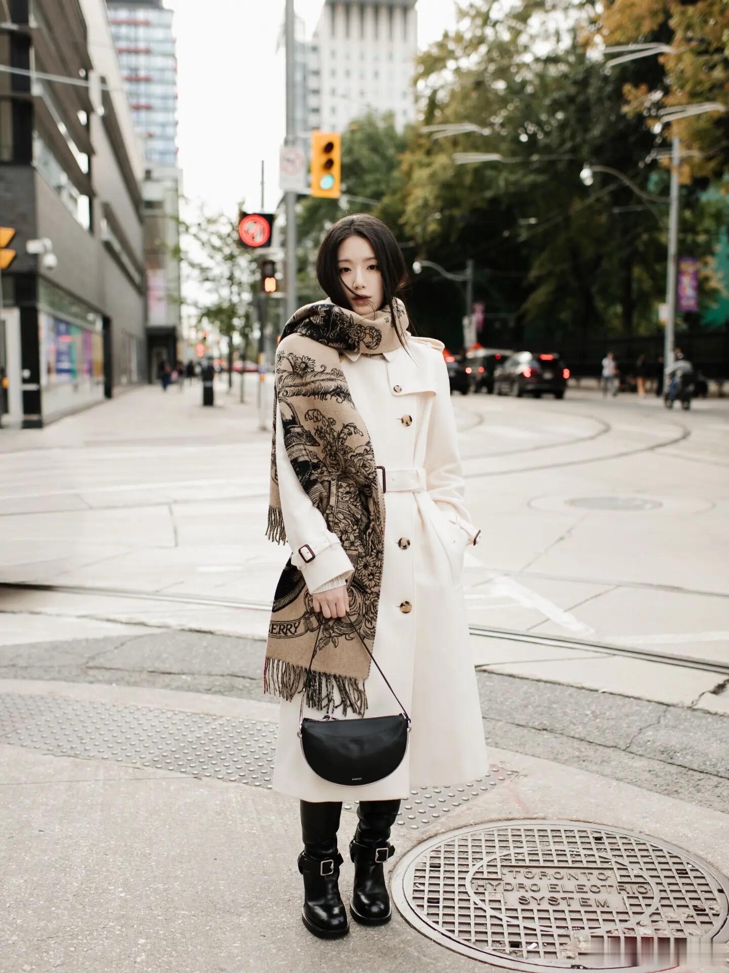 时装周 叶舒华再度收到Burberry邀请亮相伦敦2027春夏时装秀。身着品牌新