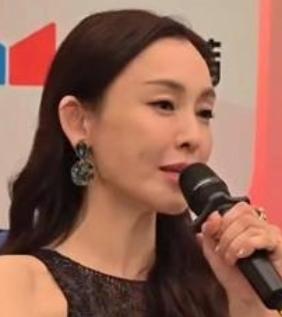 在《乘风2026》收官采访中，范玮琪称自己是“傻人有傻福”。
她表示自己很多时候
