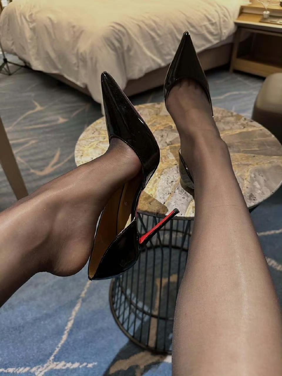 房东要高价买我鞋，我到底要不要卖[泪奔]  ​​​