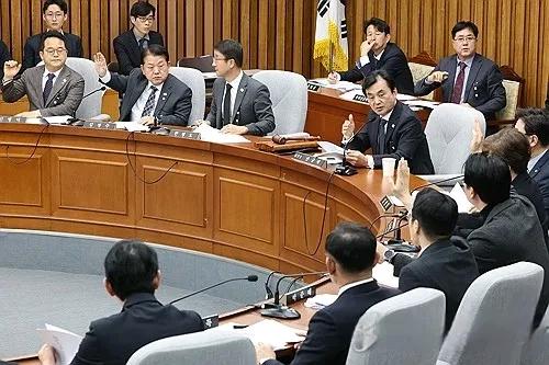 已有“三拨”调查内乱罪似乎不够力度
韩国国会议员组成为期45天的特委会：
在野党