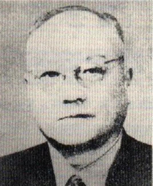 1945年，重庆的夏天闷热难熬，中统局长徐恩曾被撤职，回家摔了帽子，连茶都没喝一