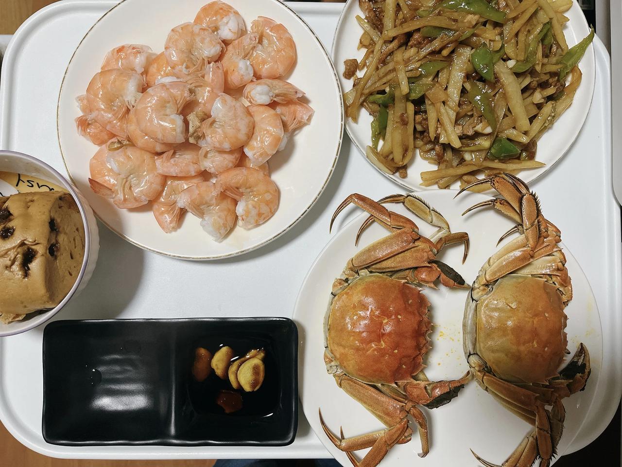 阳澄湖大闸蟹，白灼基围虾，酸辣土豆丝。这晚餐是不是有点奢侈啊？娃儿偶尔吃一顿的，
