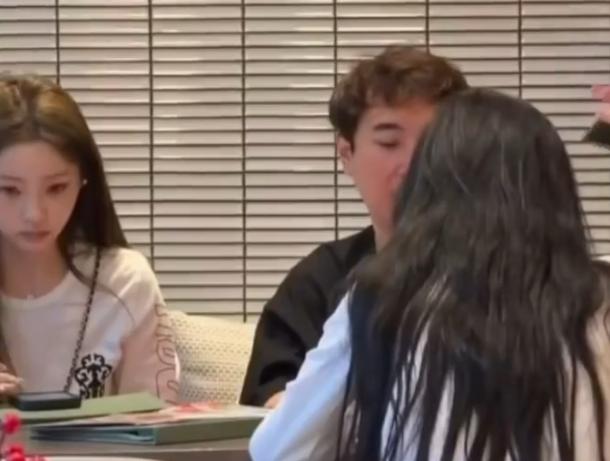王思聪在铜锣湾被偶遇。

除了自己的女友懒懒之外，还带着3个其他的女孩子一起
