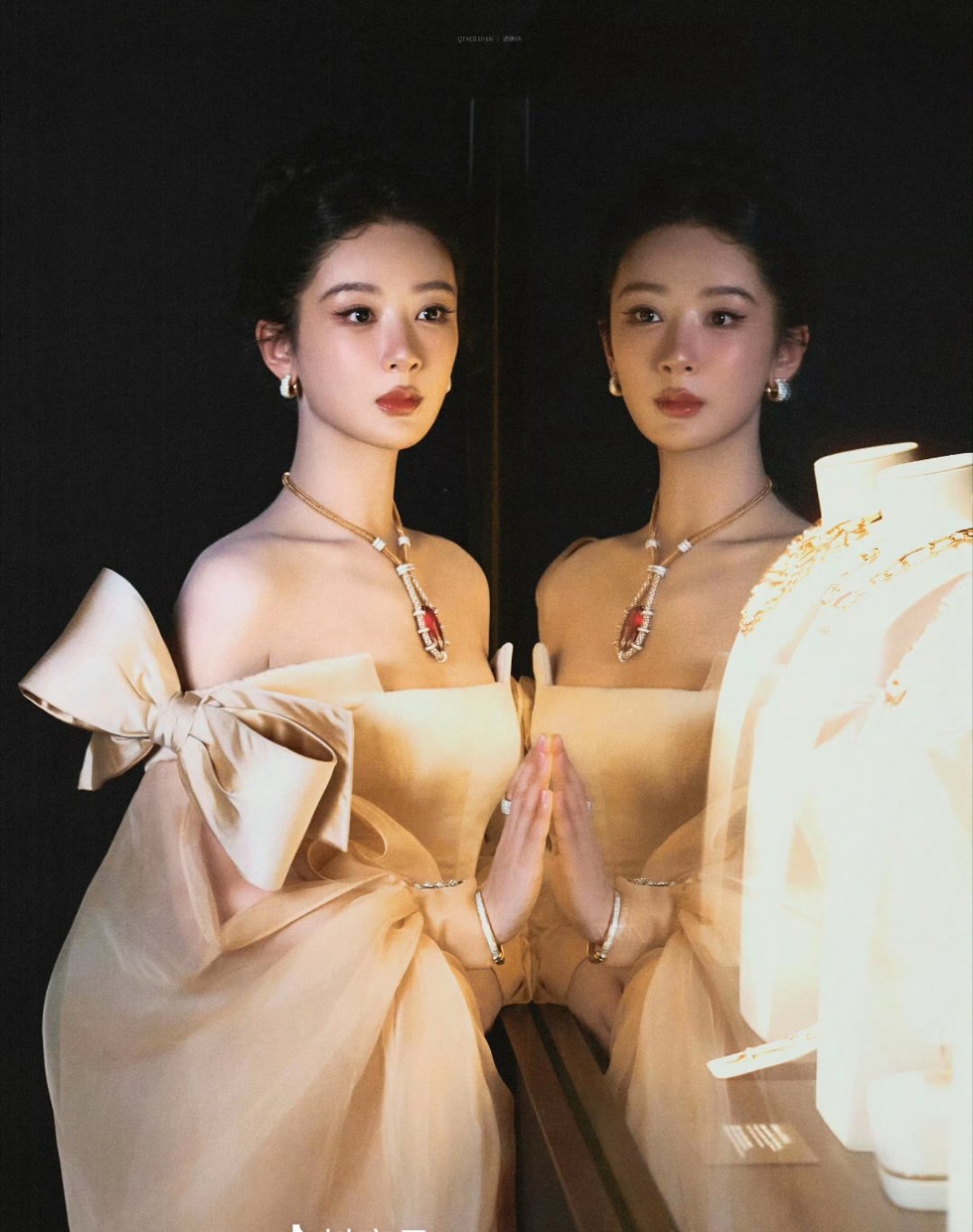 杨紫高珠展待遇汇总我的老天这张真的很惊艳镜像都能这么美，全方位无死角