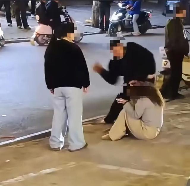 点开河南平顶山打人事件的视频我根本不敢看下去，太残忍了，就因为老人和一个小孩骑电