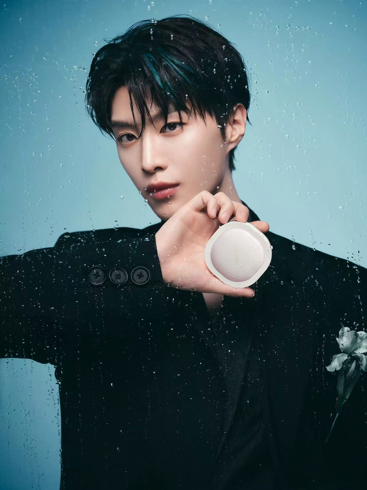 范丞丞新中式帅得我有心事了 解锁范丞丞新中式美学！湿发垂落显雅致，花西子点睛东方