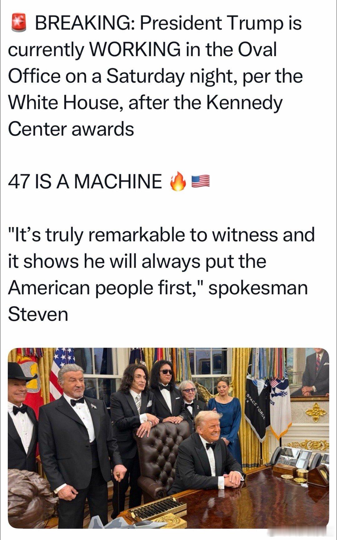 美国总统周六晚在白宫，接待史泰龙等演艺名人椭圆办公室的“坚毅桌”上，摆放着国际足