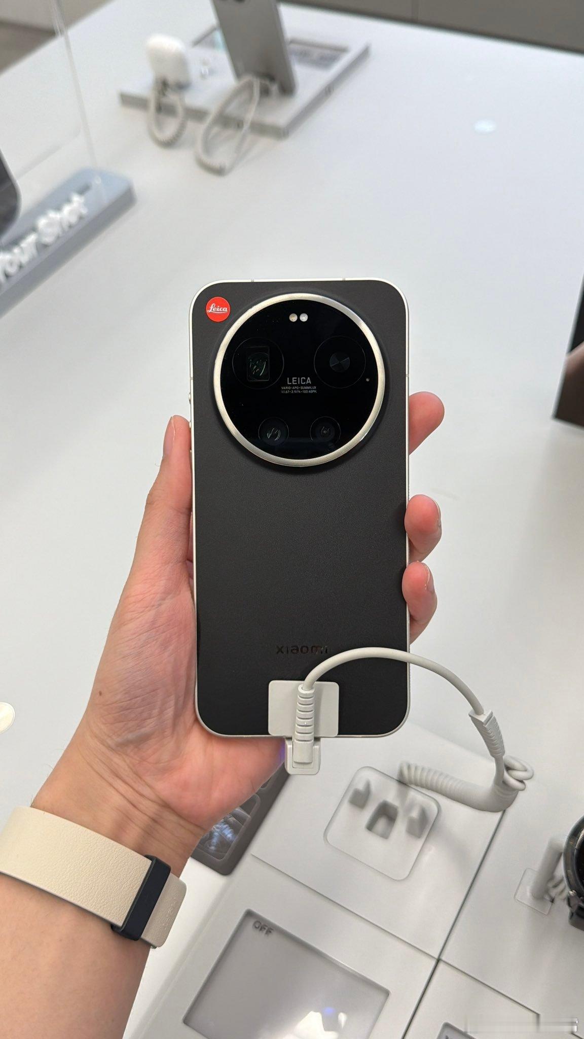 有点意思，小米17 Ultra徕卡版在海外不叫这名，而是叫「LEICA LEIT