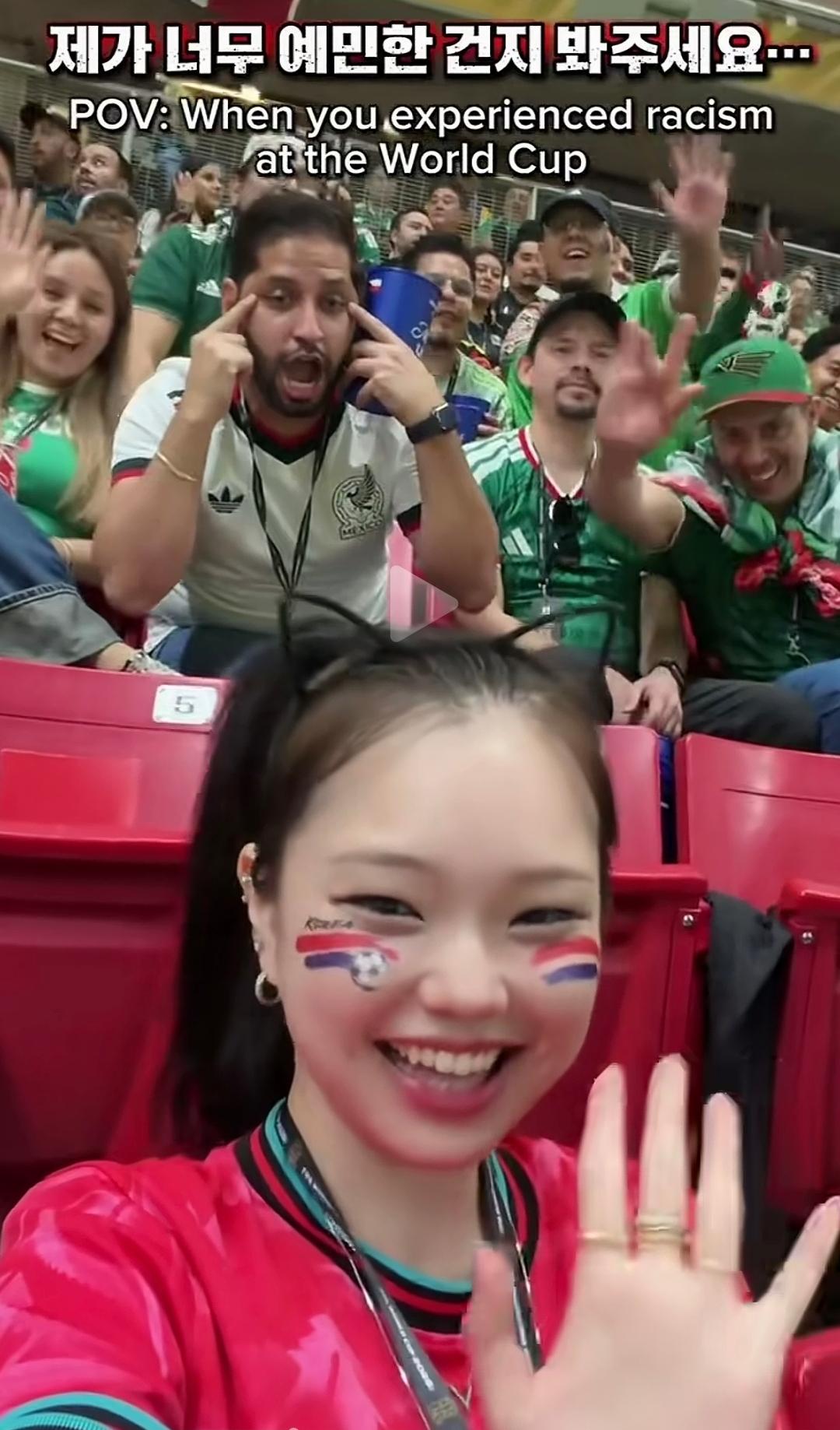 韩国小姐姐开开心心去看世界杯，结果被人当众“拉眼角”歧视，整个人都不好了！
 