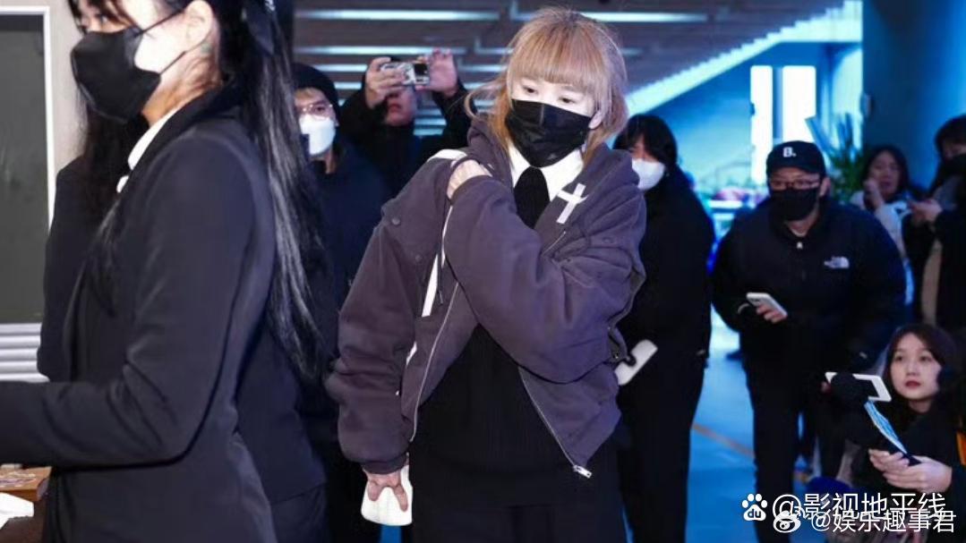 Ella送别袁惟仁哭到抽搐据台媒，陈嘉桦现身袁惟仁告别式，公祭结束后步出灵堂时已