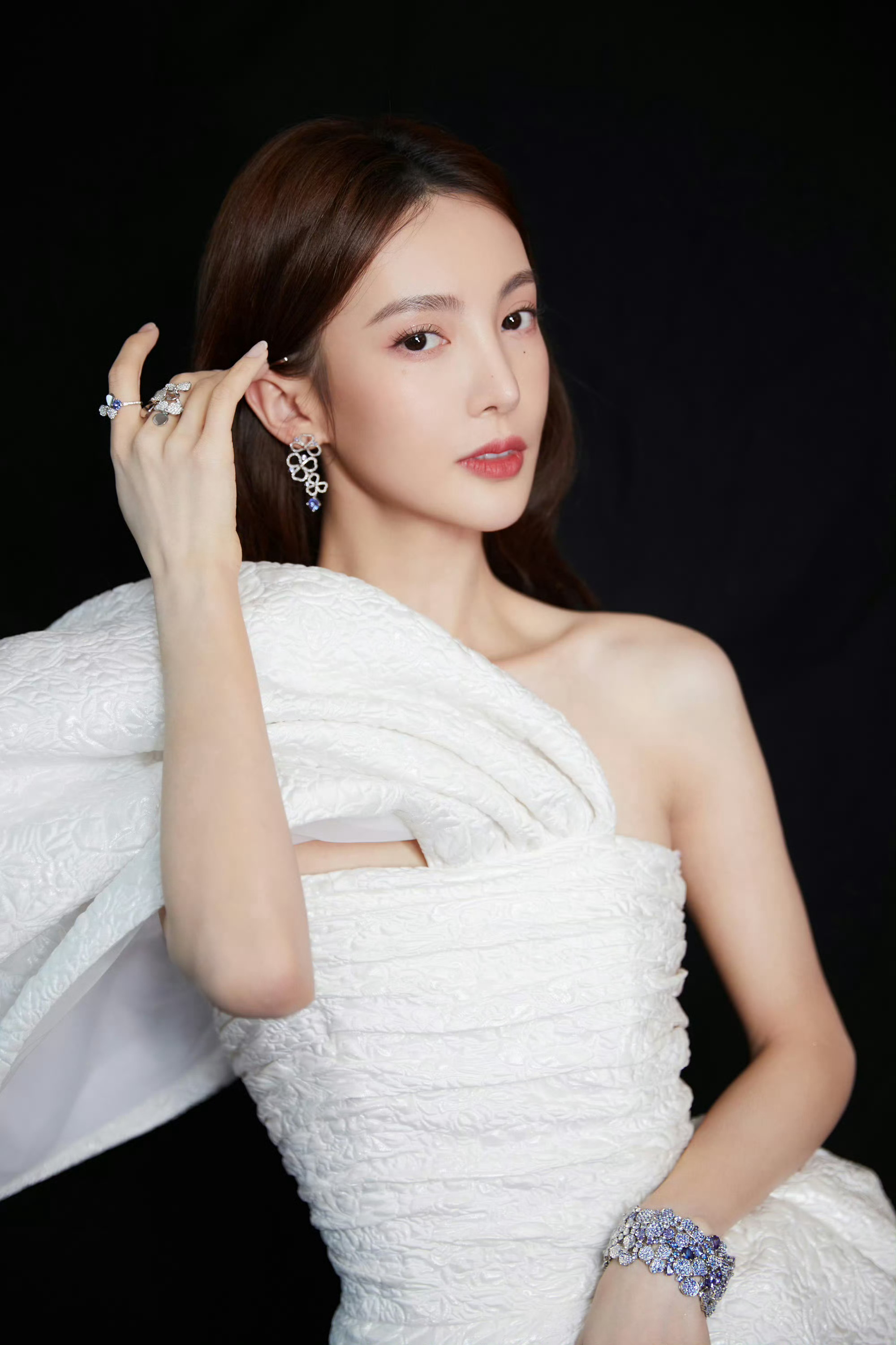 金晨金晨晒健身腹肌照金晨又双叒叕露腹肌了金晨的健身日常太卷了吧这清晰腹肌完全藏不