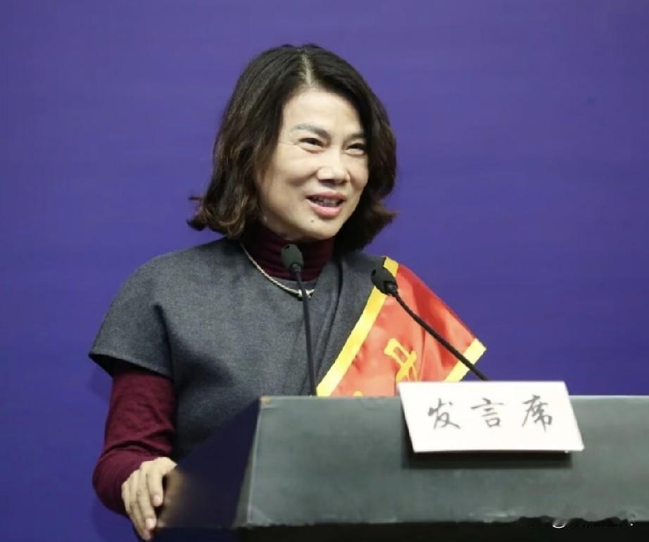 只招300人，报名却超8000人！72岁董明珠亲自当校长，这所学校凭啥这么火？