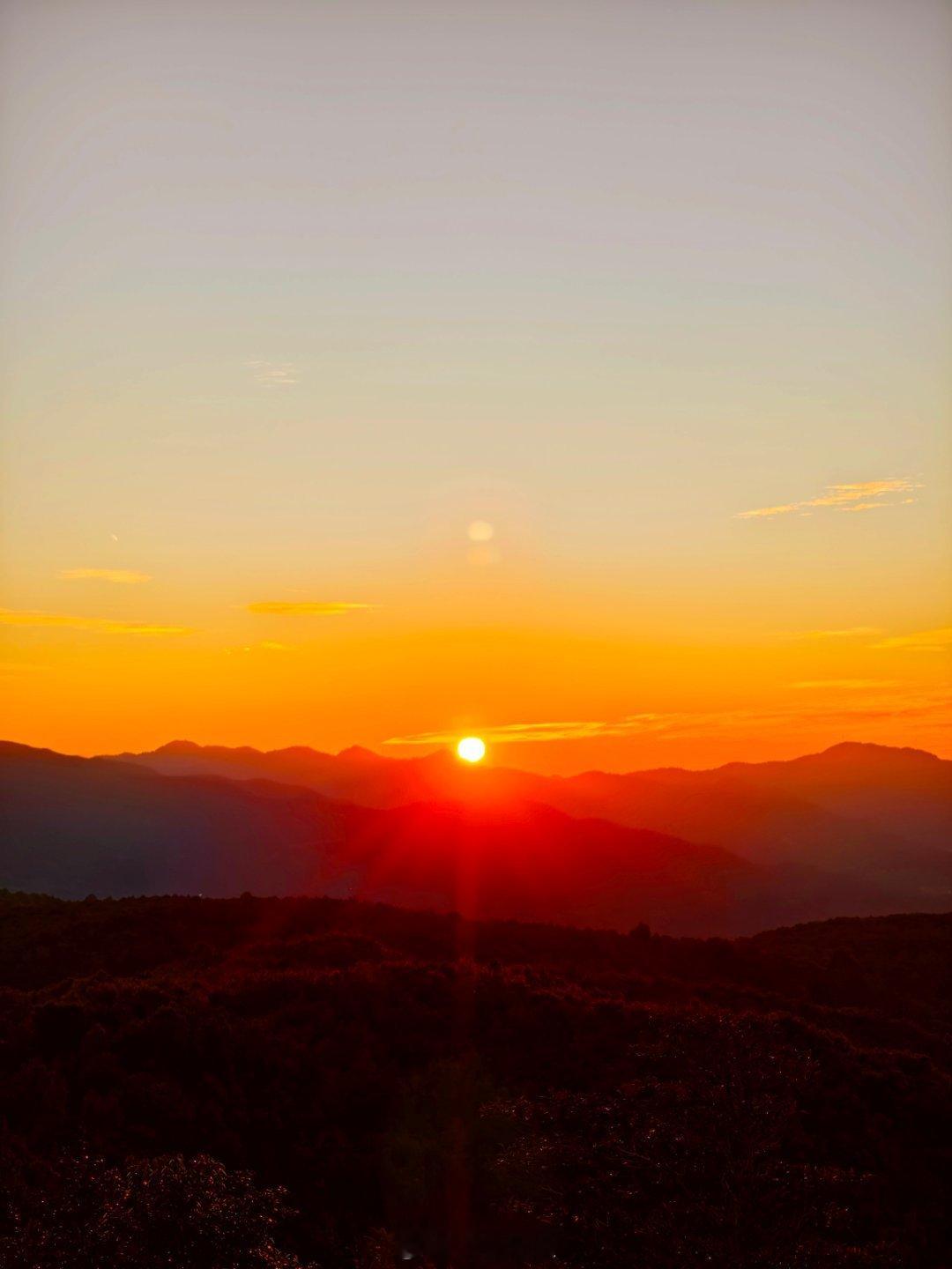 日落西山，人生尚有归途。 