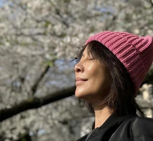 你还能认出来她是谁吗？她可真是太勇敢了吧！

她今年多少岁了？已经58了！

当
