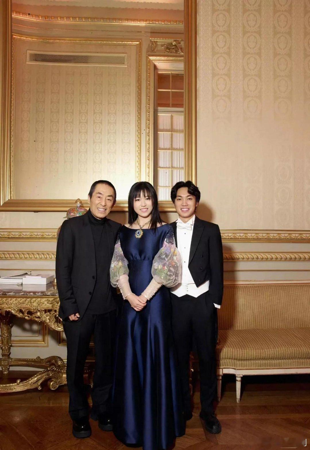 为什么张导的儿女一路都是国际化的教育，可怎么非常浓烈的乡土气息呢，搞不懂 