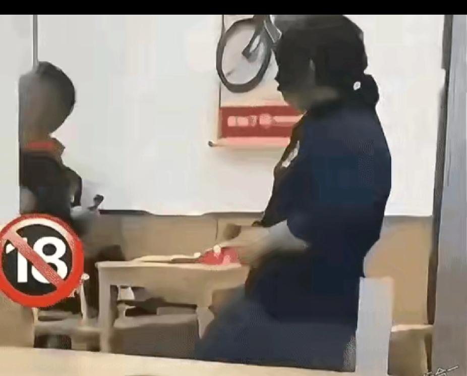 这病不轻！这种男人非人类！
大姐二脚治好这男人的病！
这样男人就得这样对待，这不