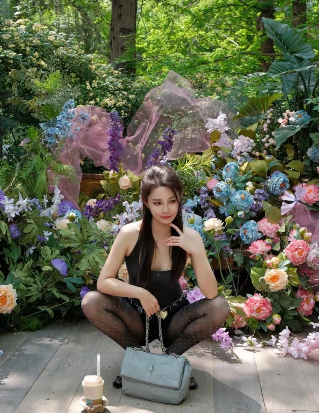 略显俏皮的波点黑丝，感觉整个人都活泼了
黑丝波点袜